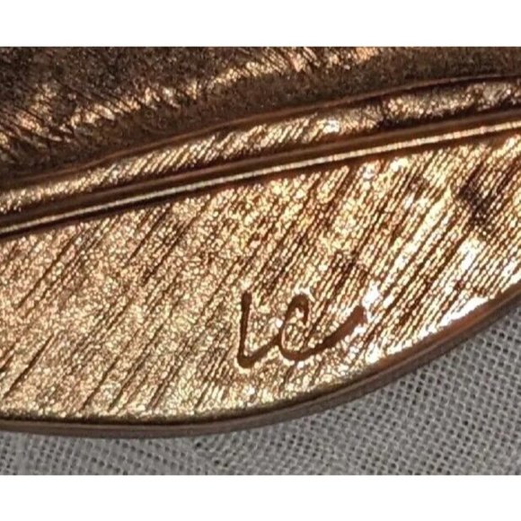 Signed Brooch Liz Claiborne Leaf Mother Of Pearl Gold Tone Metal Pin Vtg Abalone - Picture 2 of 12